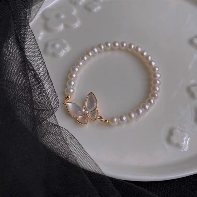 Dancing Butterfly · Freshwater Pearl Bracelet