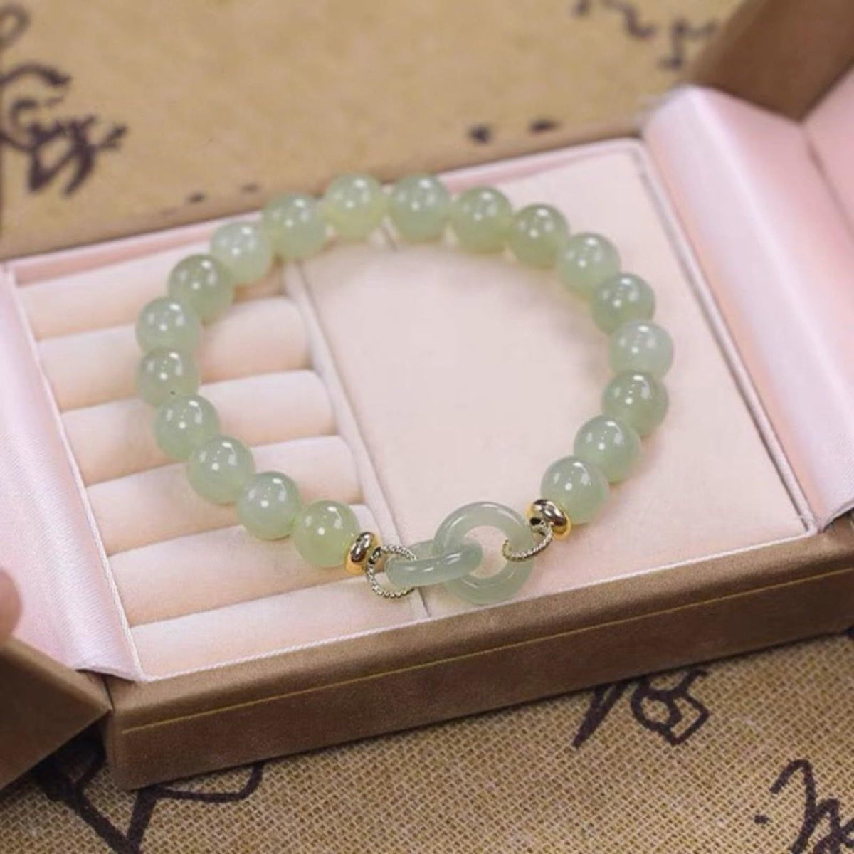 Interlocking circles · Emerald Jade stone bracelet